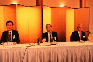 会見する県内の経済団体代表ら