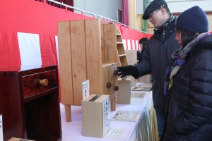 生徒たちの作品が並べられ、抽選で販売された