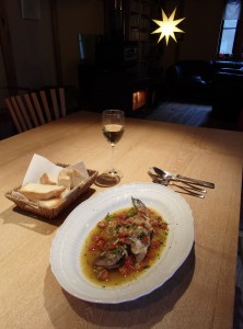 店内には薪ストーブがあり、ゆったりと食事を楽しめる