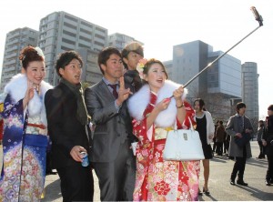 成人式で写真撮影をする出席者