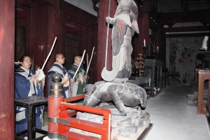 修正会で加持杖を手に祈る僧侶たち