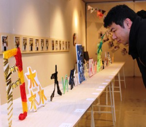 県文化会館には県内の小中学生や障害者らが制作した作品が展示されている