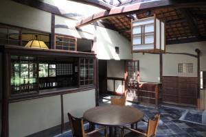 志賀直哉旧居の主屋サンルーム（県教委提供）