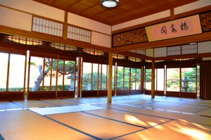 外には若草山が見渡せる大広間