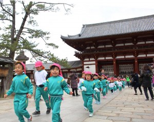 大仏殿周辺を元気に走り抜ける園児