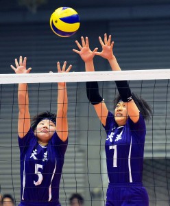 第６８回春の高校バレー】Ｅ－４　天理（奈良）対大社（島根）第１セット、ブロックに跳ぶ、天理・口塚ゆき（左）と末代由芽（右）