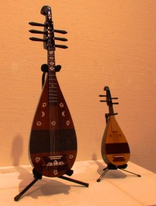 折坂諭さんの「螺鈿紫檀六弦琴」など