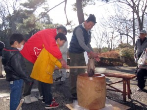昨年開催されたもちつき体験（県立民俗博物館提供）