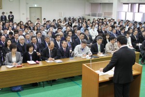 職員の前で新年の訓示をする仲川げん市長