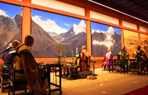 「大唐西域壁画」を前に営まれた法要