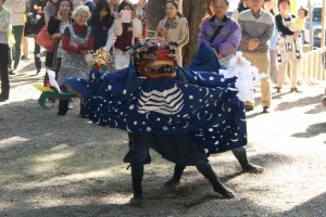龍穴神社の秋の例祭で行われる室生の獅子神楽（県教委提供）