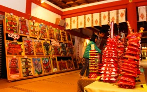 神社の拝殿に並ぶ園児たちの力作