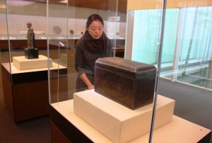 さまざまな「仏教の箱」が並ぶ特別企画展