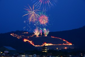 夜空を焦がす若草山焼き　＝２３日夜、奈良市　（午後６時１５分から同７時３０分までの間の多重露光、竹川禎一郎撮影）