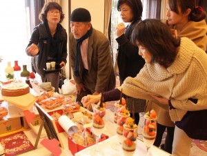 出展ブースでさまざまな創作菓子を試食する人たち