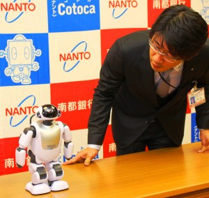 行員と会話するパルロ