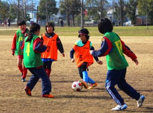 ミニゲームをプレーする参加者