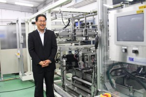 大気BEND方式での大型液晶用貼り合わせ装置を紹介する植村光生社長