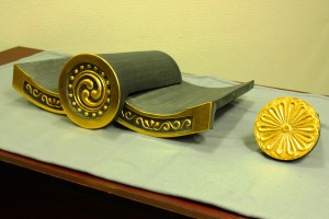 帝塚山大考古学研究所と県瓦センターが共同で復元した金箔瓦