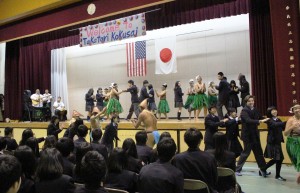 グアムの高校生とダンスを楽しむ高取国際高校の生徒