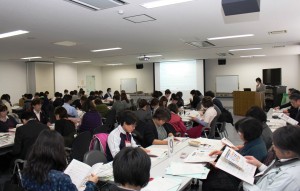 キックオフ会議で「退院調整ルール」の説明を受ける病院や介護施設職員ら