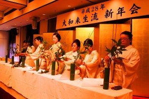 初生けを披露する新師範の女性７人