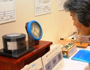 スリットアニメーション時計は、絵柄が回りスリットを通ると絵が動いて見えるしくみ