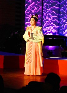 舞台で熱唱する出演者