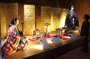貴族の装束や調度品が並ぶ奉祝特別公開