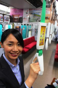 「つかめ！合格」と書かれた五角形のつり革