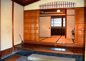 玄関の踏板には茶室で用いる切り込みが施されている