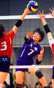 【大社－天理】第１セット、スパイクを放つ天理の末代由芽