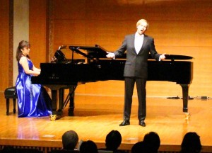 力強い歌声を披露するユシュマノフさん