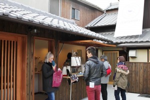 観光客らでにぎわう「イカルコキー」