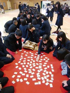 新春小倉百人一首かるた大会で札を取り合う生徒