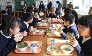 吉田育弘教育長も児童らと一緒に給食を味わった