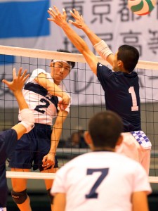 【添上－崇徳】第１セット、スパイクを放つ添上の前田進之介