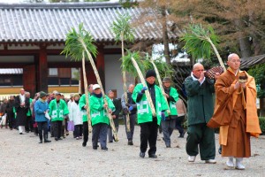 唐招提寺に女竹を奉納する会員ら