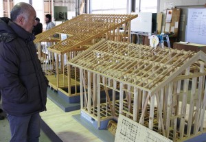 建築科の生徒たちが制作した木造一戸建て住宅の模型などが展示された