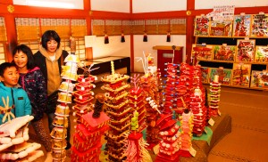 神社の拝殿には園児たちの力作がずらりと並ぶ