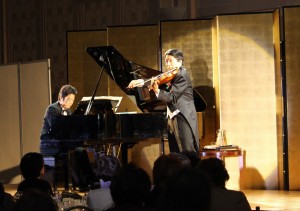 バイオリン演奏を披露する金関環さん（右）