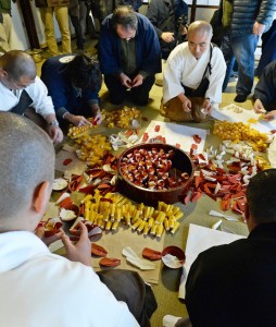 花ごしらえの作業をする練行衆