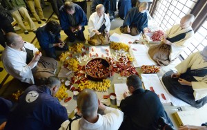 花ごしらえの作業をする練行衆