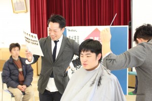 就活ヘアのカットが実演された