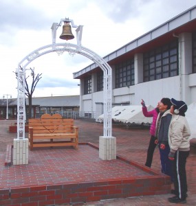 設置されたベルモニュメントとラブチェア