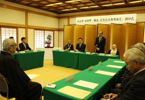 調印式であいさつする小城利重町長
