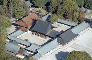 修復工事を終えた橿原神宮本殿（左）。中央は祭事を行う幣殿、右は内拝殿