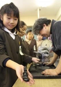 長野さんに教わって「にぎり墨」を作る児童