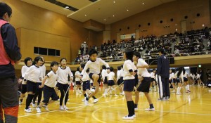 リズムをとりながら大縄跳びに挑戦する小学生