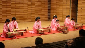 八雲琴で優雅な音色を奏でる子供たち